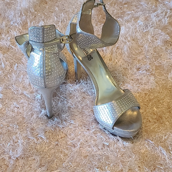 Women's Shoes - Picture 2 of 2